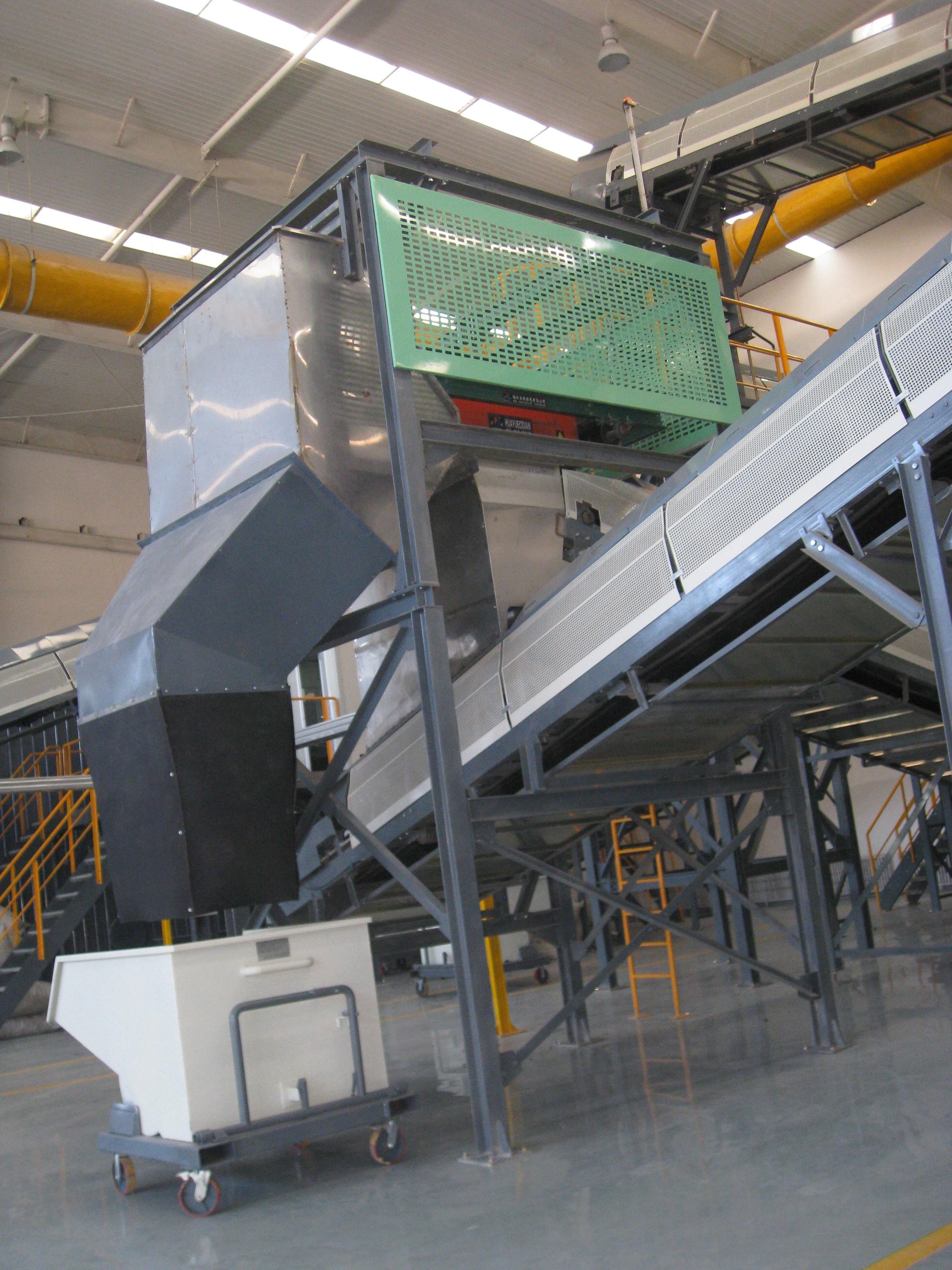 懸掛式磁選機(圖1) 懸掛式磁選機(圖1)